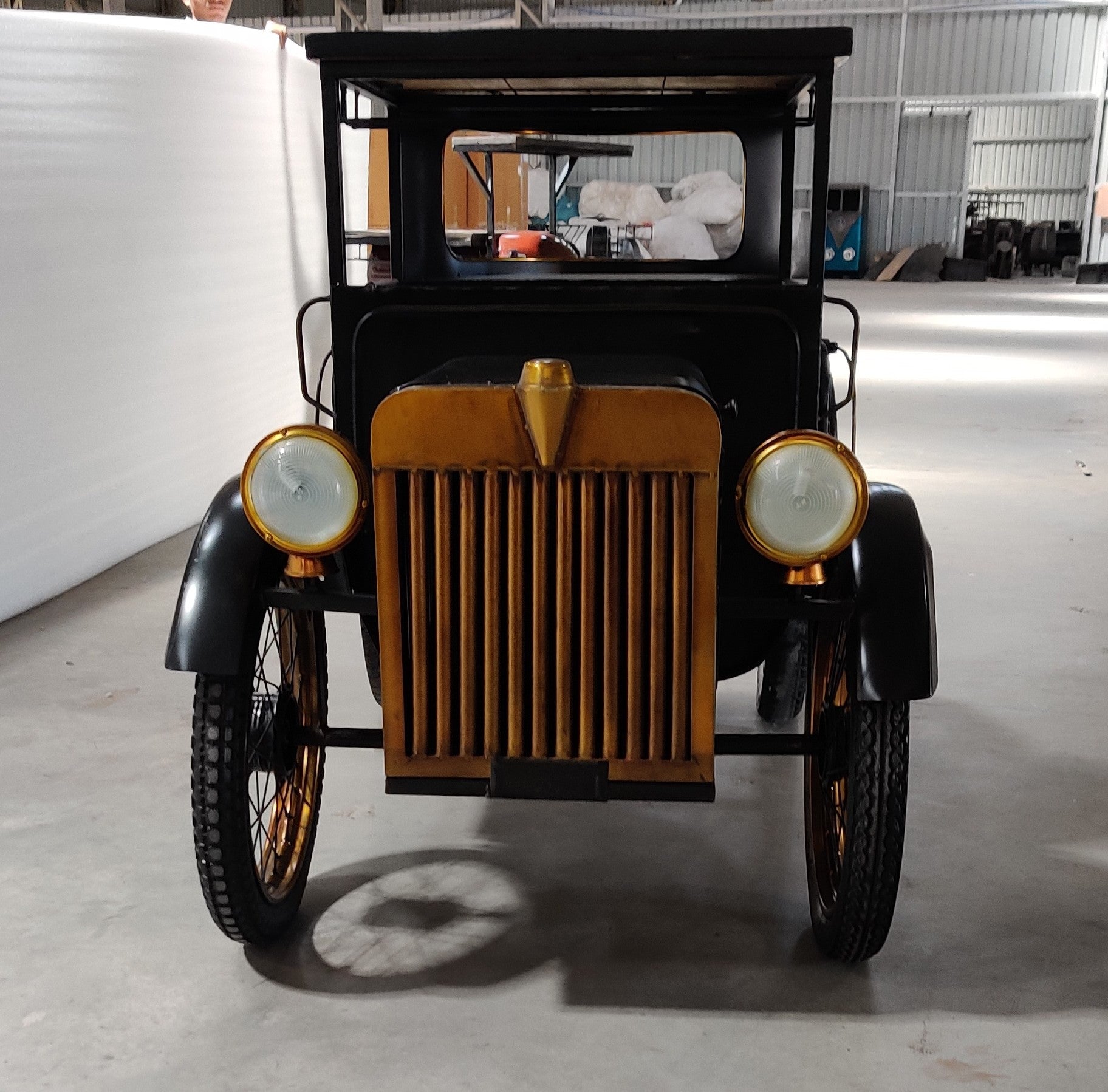 Car-inspired bar counter with a retro look and functional design.
