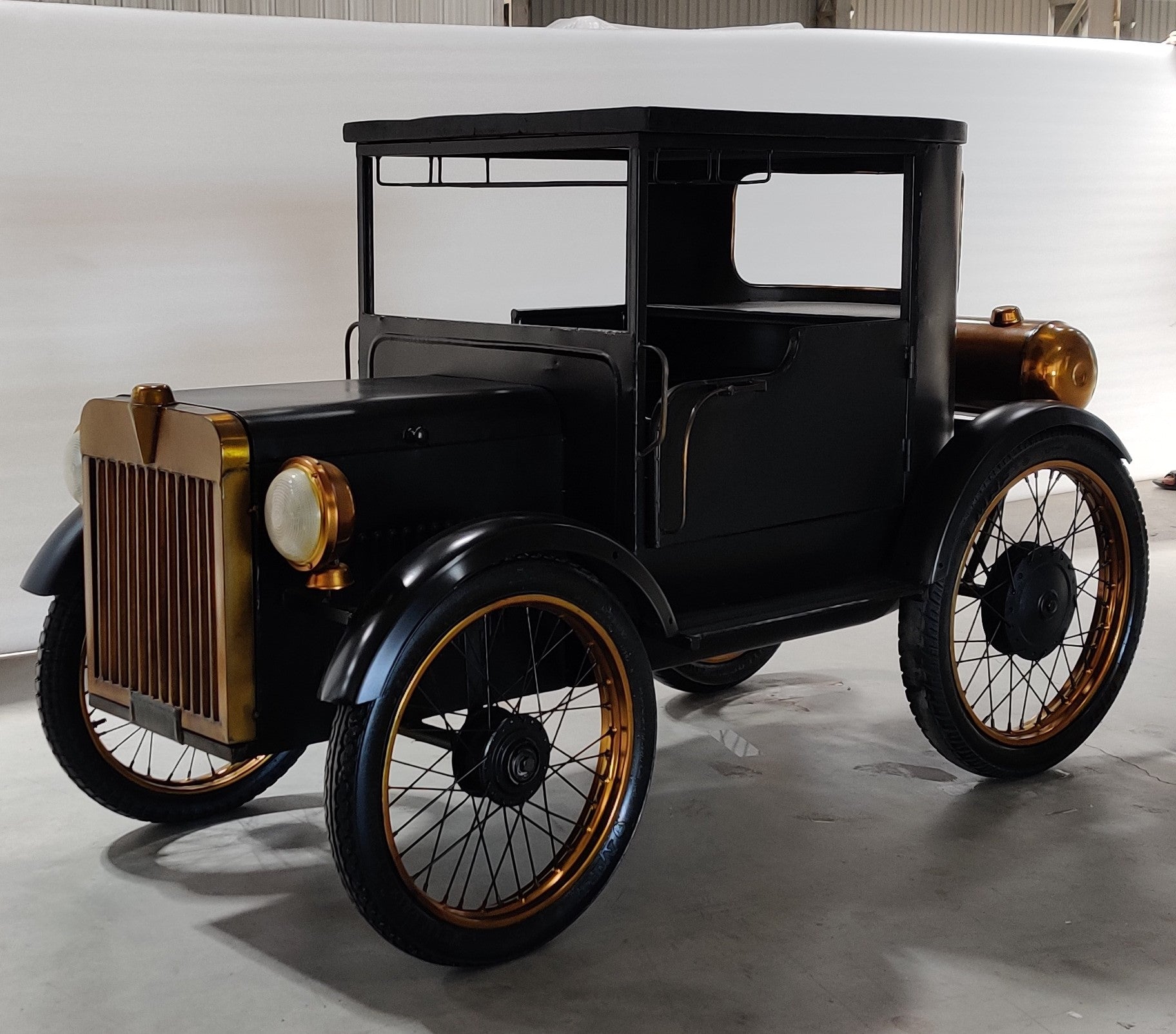 L Model Car-Inspired Counter – LCV-131